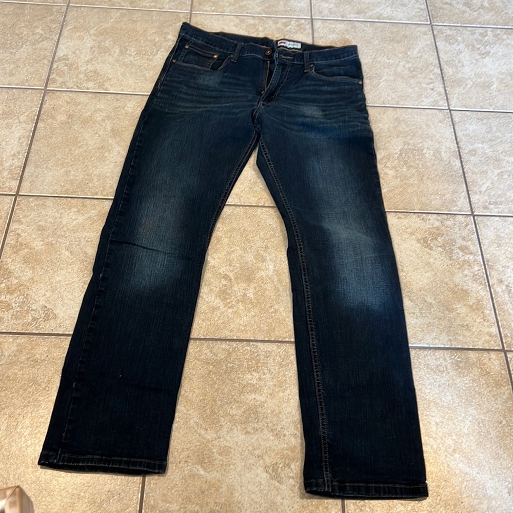 Men’s Wrangler Slim Straight Lightly Distressed Jeans Size 33x32